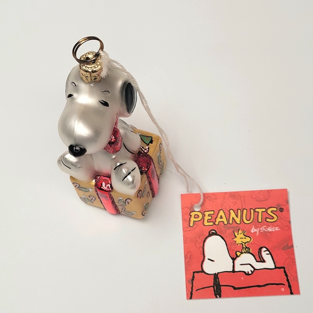 Polonaise Collection Peanuts Snoopy on Gift Ornament 3.5" Kurt S Adler - Picture 14 of 14